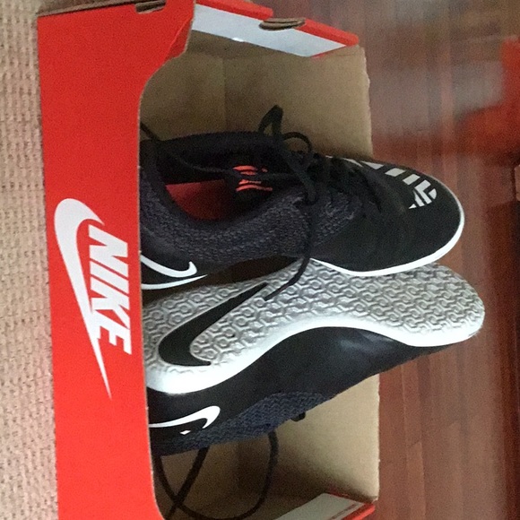 Nike - Picture 2 of 4